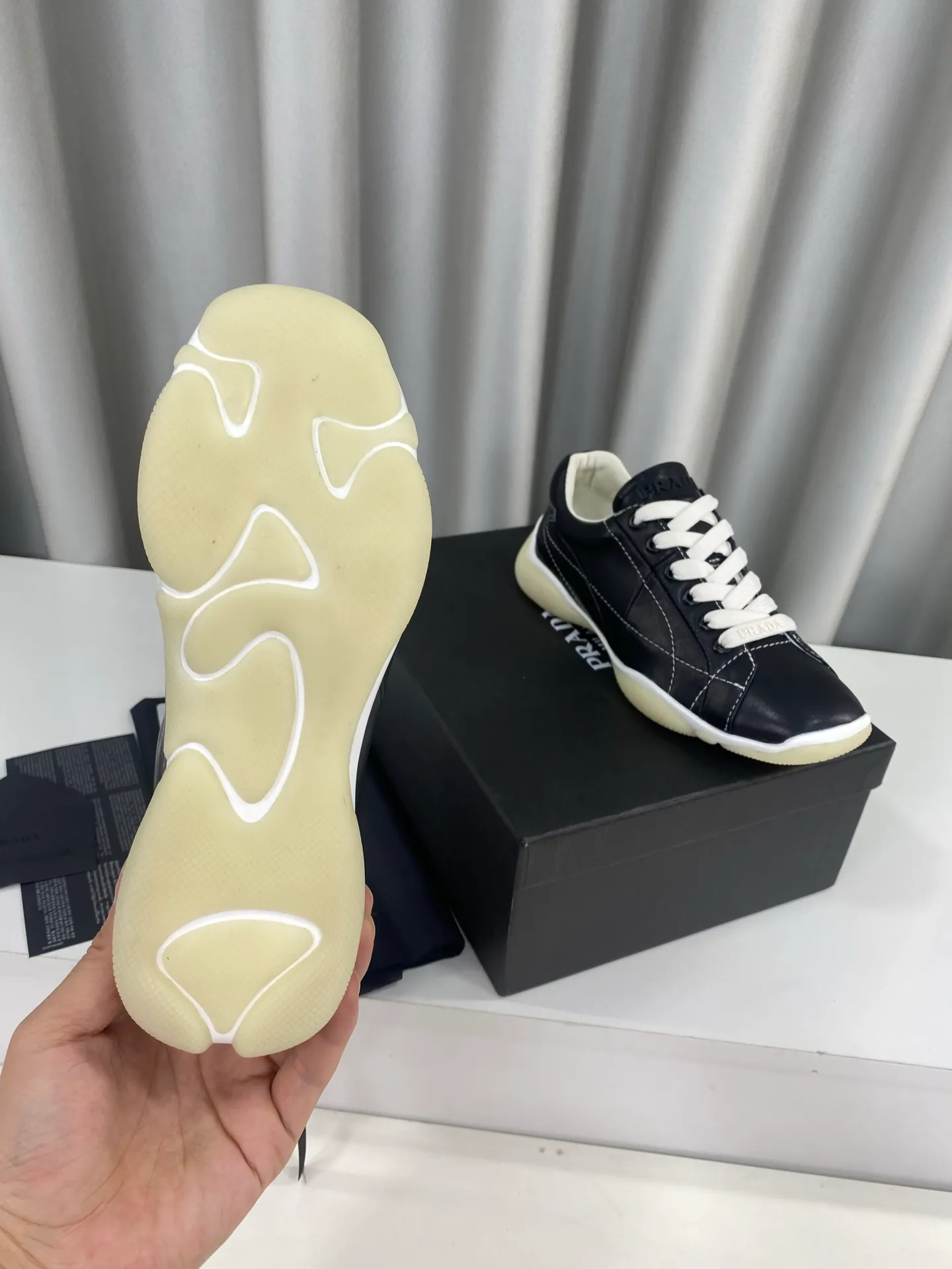 👟👟Ex-factory price 520👟👟 Prada 25ss spring and summer new moral training shoes casual shoes! Seikoly manufactured, even stitching, leather texture visible, multi-color stitching, fashionable and generous, soft, comfortable and breathable, decorated with PRADA letter logo on the outside It comes with a fabric lining, silver-plated logo cowhide foot pads, and P's exclusive rubber outsole. The details are meticulously crafted, making it a versatile item for travel! ▪Upper: Made of original imported cowhide ▪Inner foot pads: sheepskin ▪Sole: Original customized rubber outsole ▪Size: 35-40 (40 orders are not returnable)